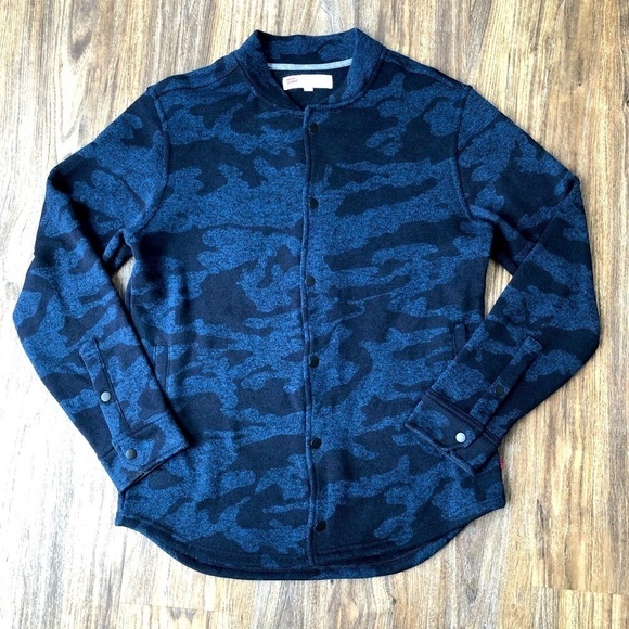 Levi's Other - 🌟Host Pick🌟 Levi’s fleece lined camo print button down shirt jacket L